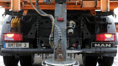 Bild: Wolfgang Steinbacher
Glücklich, wer so ein Gerät für den Winterdienst zur Verfügung hat. Dem normalen Bürger bleiben Schieber und Besen sowie der Eimer mit dem obligatorischen Split. Streusalz auf Gehwegen ist übrigens ein absolutes Tabu.