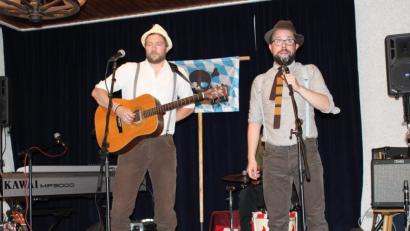 Bild: prh
Uli Radl und Dominik Niklas (von links) porträtieren als "Original Bauernsfünfer" das pralle Landleben mit all seinen Facetten höchst humorvoll und mit mitreißender Musik.