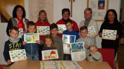Bild: e
Die Kinder freuen sich, dass ihre Malereien im Veranstaltungskalender abgedruckt wurden.