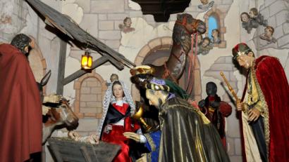 Bild: Stephan Huber
In der Krippenszene der Amberger Kirche St. Georg kommen die drei Könige zu dem Jesuskind.