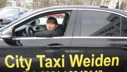 Bild: Gabi Schönberger
Tanja Fischer ist eine der Fahrerinnen von „City-Taxi“. Das Unternehmen beklagt, die Konkurrenz bediene sich unlauterer Mittel.