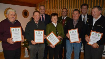 Bild: jr
Besonders geehrt wurden die Initiatoren der Wiedergründung vor über 60 Jahren. Mit dabei waren damals (mit Urkunden, von links) Adolf Schuller, German Malzer, Helga Haberkorn, Erich Schuller und Alois Malzer. Hinten von links Bürgermeister Johann Burger, Vorsitzender Eberhard Kirchner und Gauschützenmeister Manfred Zölch .