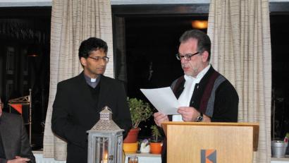 Bild: bsc
Im Vereinslokal „Goldener Engel“ präsentiert der Vorsitzende der Kolpingsfamilie, Reiner Gärtner (rechts), das Jahresprogramm 2019. Mitglieder und Pfarrer Joseph (links) loben das breit gefächerte Angebot.