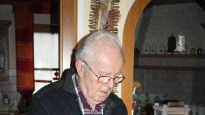 Bild: lg
Kreisheimatpfleger Ludwig Berger aus Eigelsberg zieht zusammen mit seinem Enkel Josef am Vorabend von Heiligdreikönig mit einem kleinen Rauchfass durch das Haus. Früher diente ein gusseisernes Kohlebügeleisen als "Räucherpfanne".