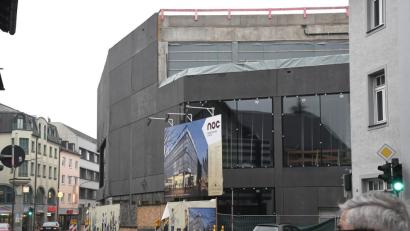 Bild: Petra Hartl
Die ersten Fenster sind drin. Und noch ist die Fassade der Stadtgalerie schwarz. Für die Sedanstraße und Teile der Goethestraße sind weiß schimmernde Keramikstelen versprochen.