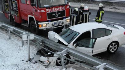 Bild: dob
Die Fahrt nach Deutschland war für einen 41-jährigen tschechischen Staatsangehörigen unter einer Leitplanke bei Braunetsrieth jäh zu Ende.