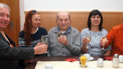 Bild: sön
Zum 95. Geburtstag gratulieren Peter Hammer (Mitte) Bürgermeister Markus Dollacker sowie seine Kinder Anna-Maria, Irmgard und Josef (von links).