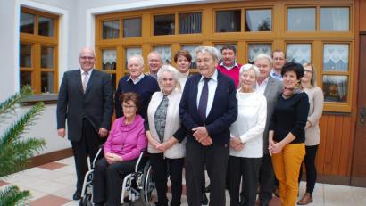 Bild: enz
Zum 85. Geburtstag von Margarete Bayer (vorn Mitte) gratulierten Ehemann Friedrich (rechts daneben), Bruder Franz (links daneben mit Ehefrau) auch Bürgermeister Klaus Meyer (links), Edeltraud Köstler von der Pfarrei (rechts vorn) und der Seniorenbeauftragte Franz Danhauser (daneben).