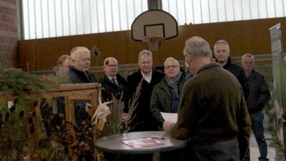 Bild: ds
Vorsitzender Jürgen Speigl freut sich über eine Reihe von Ehrengästen bei der 26. Kreisschau (von links: Veterinär Dr. Werner Pilz, der frühere Landtagsabgeordnete Reinhold Strobl, Sulzbach-Rosenbergs Dritter Bürgermeister Hans-Jürgen Reitzenstein, Landrat Richard Reisinger, Neukirchens Bürgermeister Winfried Franz, Landtagsabgeordneter Harald Schwartz.