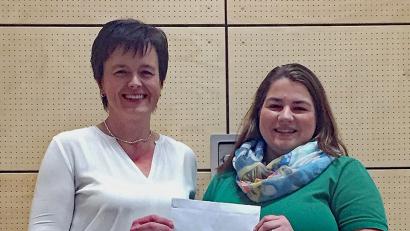 Bild: sön
Goaslandler-Vorsitzende Franziska Haas (rechts) übergab nach der Vorstellung eine Spende von 250 Euro an die Schriftführerin Angela Sperber der Selbsthilfegruppe krebskranker Kinder im Landkreis.