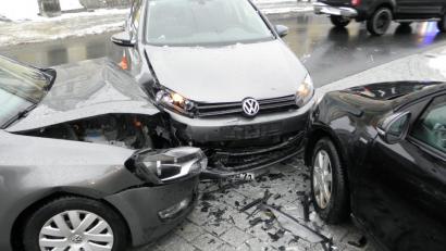 Bild: dob
Direkt am Fluderweg krachten am Freitag drei VW ineinander. Verletzt wurde aber niemand. Den Gesamtschaden beziffert die Polizei Vohenstrauß auf mindestens 30 000 Euro.