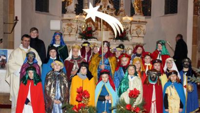 Bild: jp
Die Kastler Sternsinger werden beim Neujahrsgottesdienst in der Klosterkirche von Pfarrer Pater Ryszard Kubiszyn zum Spendensammeln für die notleidenden Kinder dieser Welt geschickt.