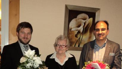 Bild: ksi
Auch Zweiter Bürgermeister Peter Neumeier (links) und Heimleiter Stefan Leitner (rechts) gratulierten der Jubilarin.