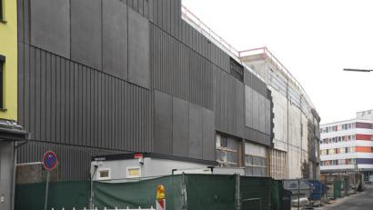 Bild: Petra Hartl
Fondara spricht von anthrazitfarbenen Kunststein, die Weidener sehen schwarzen Beton, auch in der Ringstraße. An der Schauseite zum Macerata-Platz sollen Keramikstelen die Fassade des NOC verschönern.