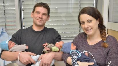 Bild: Karin Wilck
Die Drillingseltern Ilona und Matthias Fellner halten ihre gesunden Babies auf dem Arm. Jonas, Fabian und Sebastian (von links) kamen am Silvestertag im Klinikum auf die Welt. Die Drillingsmutter schwärmt von der Betreuung im Perinatalzentrum in der Kinderklinik in Weiden.