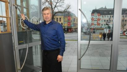 Bild: Stephan Huber
Paul Hartl öffnet im Bahnhofslokal Einheimischen und Flüchtlingen gern die Tür. Er zeigt beiden Seiten, wie sie sich benehmen und miteinander umgehen sollen, schreitet bei aufkeimendem Ärger deeskalierend ein.