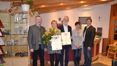 Bild: gi
Heike Lehner und Hans Winter (Zweite und Dritter von links) bekommen vom VLF-Vorsitzenden Albert Gollwitzer (links) und VLF-Geschäftsführer Reinhold Witt (rechts) silberne Verbandsabzeichen.