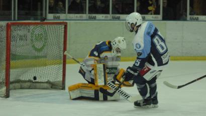 Bild: gb
Marcel Waldowsky lässt Gästekeeper Konstantin Kessler keine Abwehrchance und erzielt das 3:0 für die Blue Devils. Die Weidener besiegten am Freitagabend Schlusslicht EHC Waldkraiburg mit 4:2.