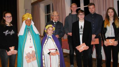 Bild: ld
Erfolgreiche Absolventen verschiedener Schularten erhielten von Bürgermeister ein Geschenk. Die beiden Klassenbesten, Maria und Theresa Panzer, gehören in diesem Jahr auch einer Gruppe der Sternsinger an.