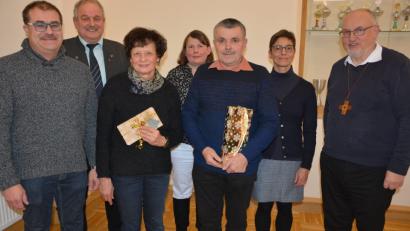 Bild: jr
Verabschiedet nach drei Jahrzehnten ehrenamtlichen Dienst rund um die Kirche in Leonberg wurden Gertraud Haberkorn und Helmut Kipferl. Unser Bild zeigt (von links) Kirchenpfleger Wolfgang Kreger, Bürgermeister Johann Burger, Gertraud Haberkorn, Sabine Schrems, Helmut Kipferl, Martina Fuhrmann und Pfarrer Anton Witt.