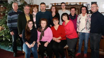 Bild: wro
Theresia Maierhöfer (sitzend, Zweite von links) feiert zusammen mit ihren Kindern, Kindeskindern und vielen weiteren Gästen ihren 85. Geburtstag. Unter anderem gratuliert Bürgermeister Toni Dutz (stehend, Zweiter von links).