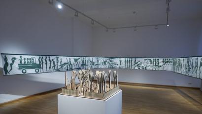 Bild: Archiv Hubert Ettl
Wandteppich „Untugenden des Menschen“ und im Vordergrund: Steckskulptur – zwei der ausgestellten Arbeiten von Georg Ettl.