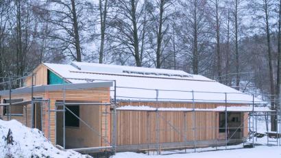 Bild: bsc
„Winterfest“ präsentiert sich die künftige vierte Infostelle des Naturparks Steinwald bei der Grenzmühle. Bis zur Fertigstellung sind die Mitglieder des Vereins "Kulturlandschaft südlicher Steinwald" jedoch noch kräftig gefordert.