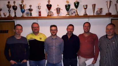 Bild: bk
Für ihren Einsatz bei den Alten Herren werden (von links) Andreas Malzer, Kassier Uwe König, Leiter Hermann Gollwitzer, Thomas Geitner, Hans-Peter Schönl und Vergnügungswart Dietmar Weber ausgezeichnet.