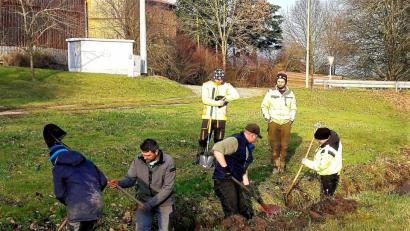 Bild: jml
Der alte Brauch lebt noch heute: Weißenbrunner Kirwaleit reinigen als „Schorwerer“ den Mühllohbach.