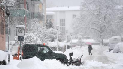Bild: Tobias Hase
Ein Geländewagen mit Schneepflug räumt eine verschneite Straße in Berchtesgaden.
