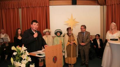 Bild: wro
Pfarrer Maximilian Roeb war nicht alleine gekommen. Begleitet wurde der katholische Geistliche von seinen Sternsingern und Oberministrantin Franziska Lang.