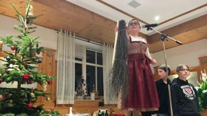 Bild: gri
Johanna Müller braucht nicht lange, um den Reisigbesen an den Mann zu bringen.