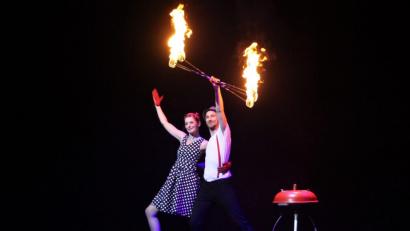 Bild: Dagmar Williamson
Die Künstler Christiane Hapt und Sebastian Berger aus Österreich gebürt tosender Applaus für eine spannende Feuershow.
