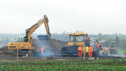 Bild: lep
Hochbetrieb herrschte im neuen Baugebiet an der Burggruber Straße. Eine Reihe von Lastwagen mit dampfenden Teer standen für den Schwarzdeckeneinbau bereit. Die Firma Markgraf aus Bayreuth verarbeitete 580 Tonnen für den Einbau der Tragschicht.
