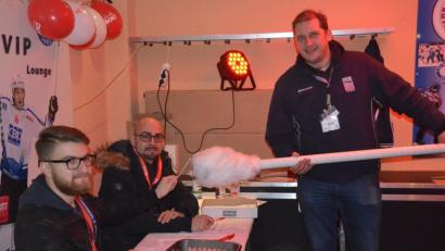 Bild: Kunz
Ganz so groß wie dieses überdimensionale Objekt sind die Stäbchen nicht, die Fans und Spielern in den Mund geschoben werden.