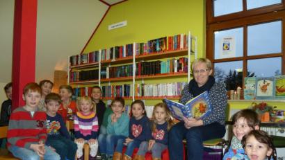 Bild: Portner
Lesepatin Tanja Rebl-Lang begeisterte die Kinder in der Oberviechtacher Stadtbibliothek mit einer lustigen Geschichte über echte Freundschaft.