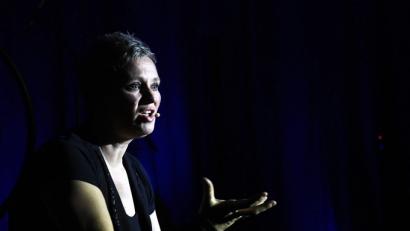Bild: Petra Hartl
Die Märchenerzählerin Sabine Kreiner nimmt die Zuhörer in der abgedunkelten Stadtbibliothek mit auf eine Reise.