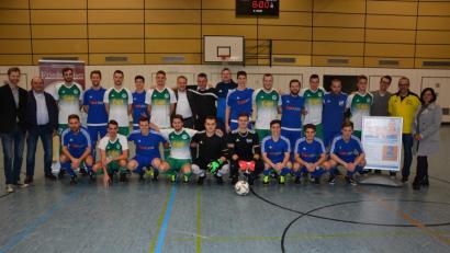 Bild: jr
Unser Bild zeigt die beiden Endspielteilnehmer mit Schiedsrichter Mario Bächer sowie Organisatoren und Sponsoren.