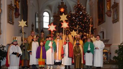 Bild: exb
Die Sternsinger der Pfarrei Bärnau mit Pastoralreferentin Maria Wagner.