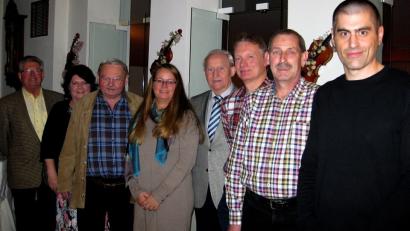 Bild: R. Kreuzer
Stephan Gollwitzer, der neue Vorsitzende, kann bei der Versammlung nicht anwesend sein. Unterstützt wird er künftig vom Vorstandsteam (von links) Helmut Meier, Anna Maria Walter, Heinz Heindl, Cora Nixtatis, Bernd Krüssel, Alfred Kick, Wolfgang Bloß und Manfred Neubauer.