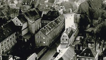 Bild: exb
Blick auf die Schwesternschule und das Park-Theater von oben. Ganz oben ist der Schrannenplatz in seiner ursprünglichen Form zu sehen. Die Frage ist nun: Wann ist dieses Foto entstanden.