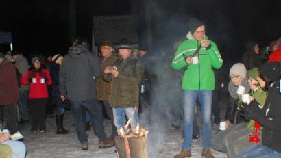 Bild: enz
Beim Zwischenstopp an der Kapelle "Alter Herrgott" wurde bei Stollen und Glühwein eine Rast eingelegt