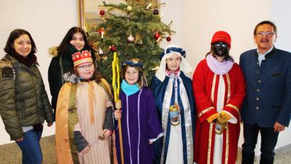 Bild: ckl
Wie jedes Jahr statten die Sternsinger auch dem Rathaus einen Besuch ab und hinterlassen den traditionellen Segen.