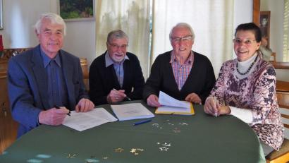 Bild: Bühner
Das neue Halbjahresprogramm des Freundeskreises Weiden der Evangelischen Akademie Tutzing steht. Mitglieder des Organisatorenteams (von links) Professor Fritz-Dieter Doenitz, Friedrich Gollwitzer, Ehrenfried Lachmann und Uta Doenitz stellen es vor.