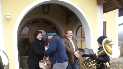 Bild: rdh
Musiker wünschen dem 1. Bürgermeister Alfred Stier und seiner Frau ein gutes neues Jahr 2019