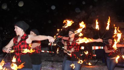 Bild: frd
Die Feuerkünstlerinnen wirbelten brennende Fackeln, Stäbe und Feuerpors durch die Lüfte und begeisterten damit nicht nur die Männerwelt.