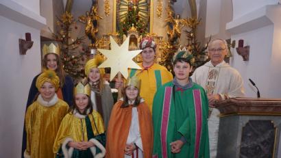 Bild: nib
In Högling schickte Ruhestandspfarrer Johann Schächtl die Sternsinger auf den Weg.