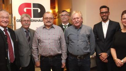 Bild: Hirsch
Die Firmenleitung verabschiedete Ludwig Biller (Dritter von rechts) und Peter Lotter (Dritter von links) in den Ruhestand.