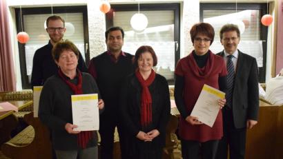 Bild: soj
Berthold Strahl (rechts), Karin Kuhbandner (Dritte von rechts) und Pfarrer Anish George (Dritter von links) danken Sabine König (Zweite von rechts), Annemarie Enders (vorne, links) und Johannes Kuchenreuther (hinten, links) für ihre Treue zum Kirchenchor.