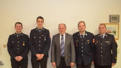 Bild: fz
Markus Specht und Martin List (von rechts) werden von Bürgermeister Michael Bauer mit großem Dank verabschiedet. Neue Kommandanten der Feuerwehr sind Johannes Albrecht und Thomas Kaiser.